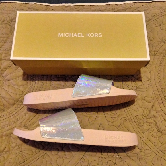 Michael Kors Gilmore Slides - Picture 4 of 10